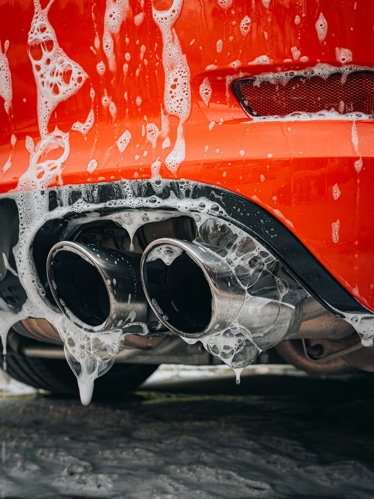 Läikiv auto pind pärast detailingu tööd